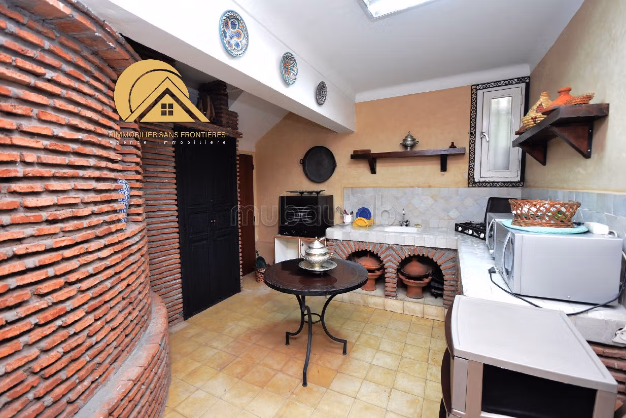 Luxury home for sale in Hay Targa. Surface area 1010 m². Storage unit