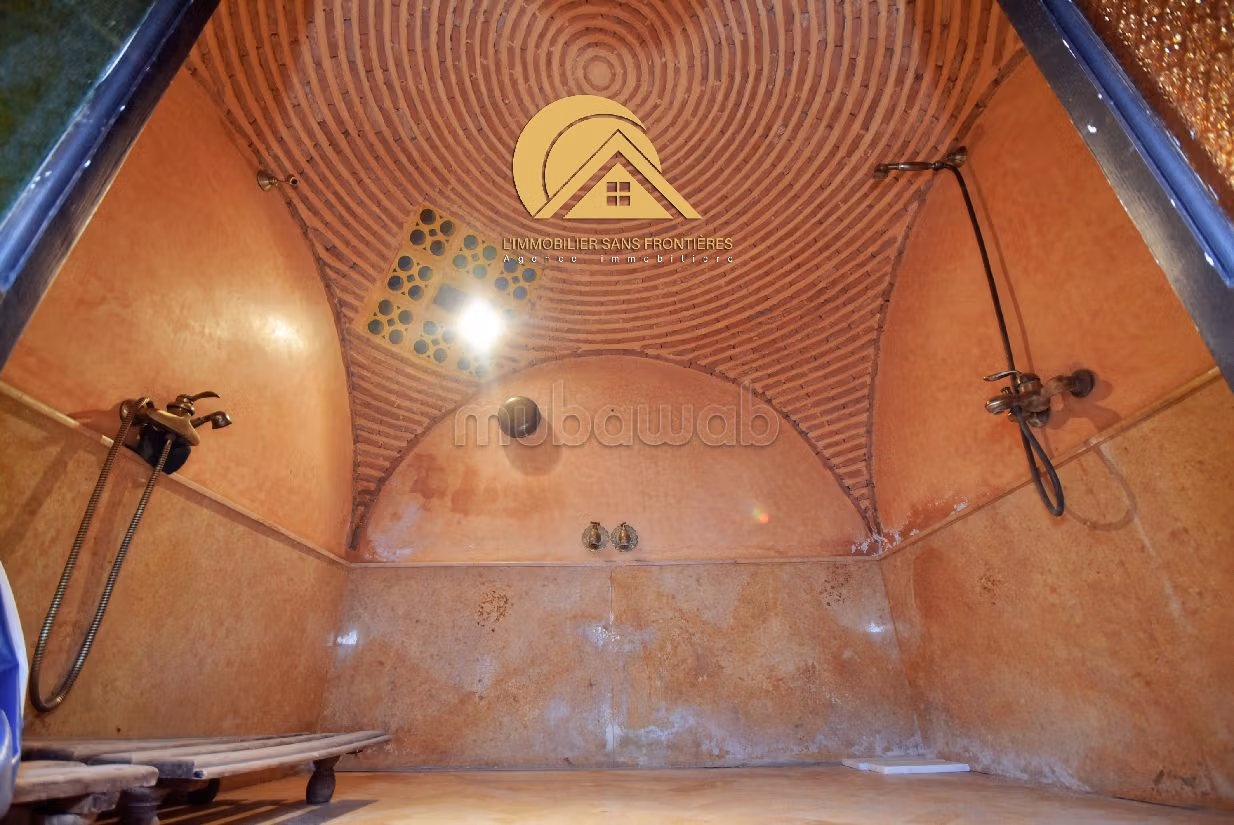 Luxury home for sale in Hay Targa. Surface area 1010 m². Storage unit