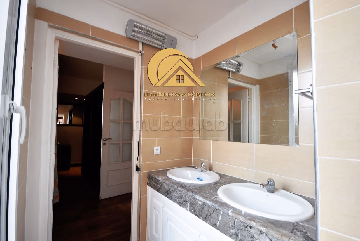 Luxury home for sale in Hay Targa. Surface area 1010 m². Storage unit