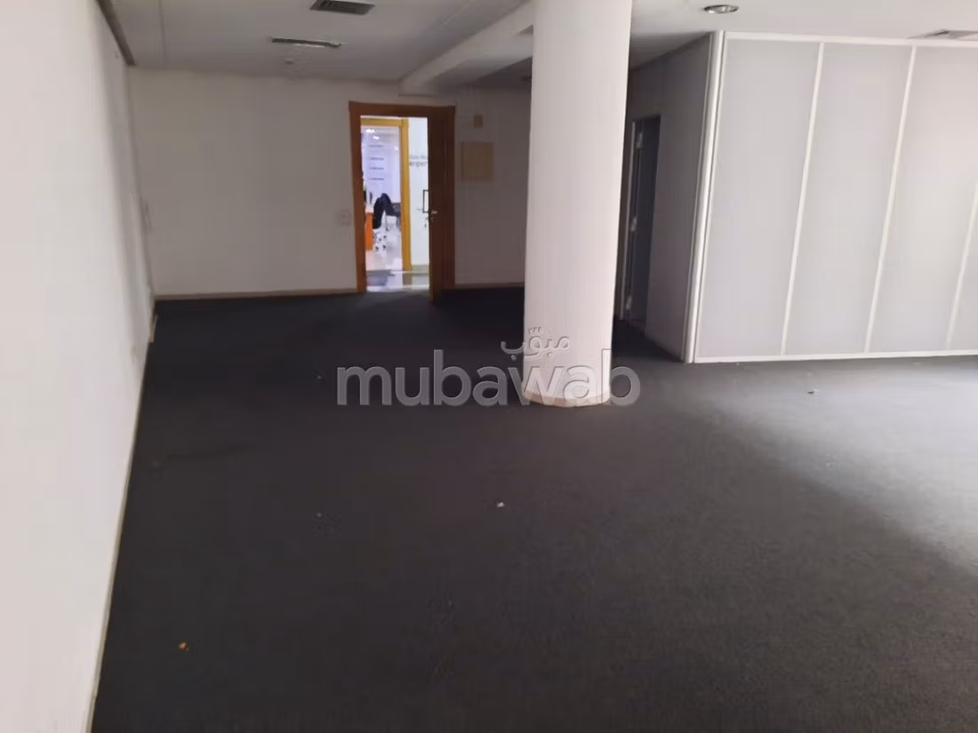 Oficinas en venta en Les Hôpitaux. Dimensión 77 m². Conserje disponible, aire condicionado general. 