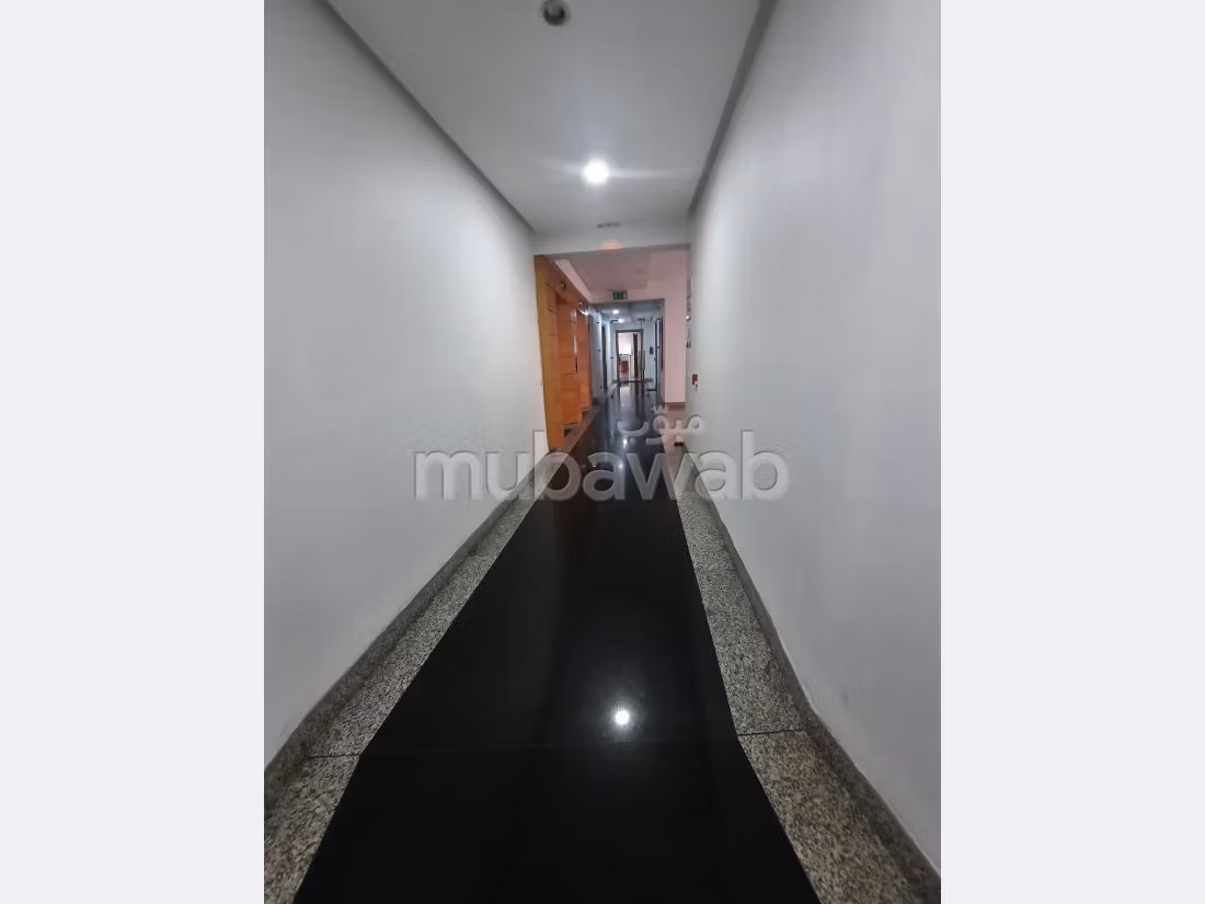Oficinas en venta en Les Hôpitaux. Dimensión 77 m². Conserje disponible, aire condicionado general. 