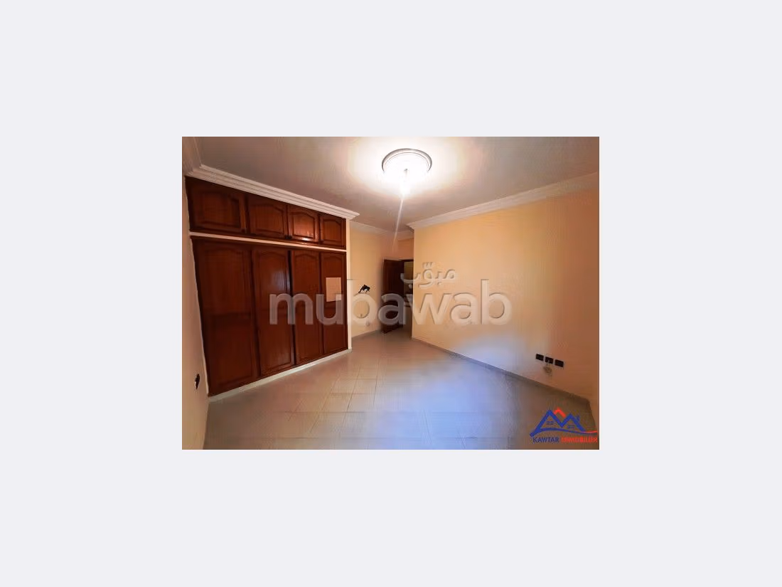 Meravigliosa villa in affitto. 5 camere. Posto auto e terrazzo. 