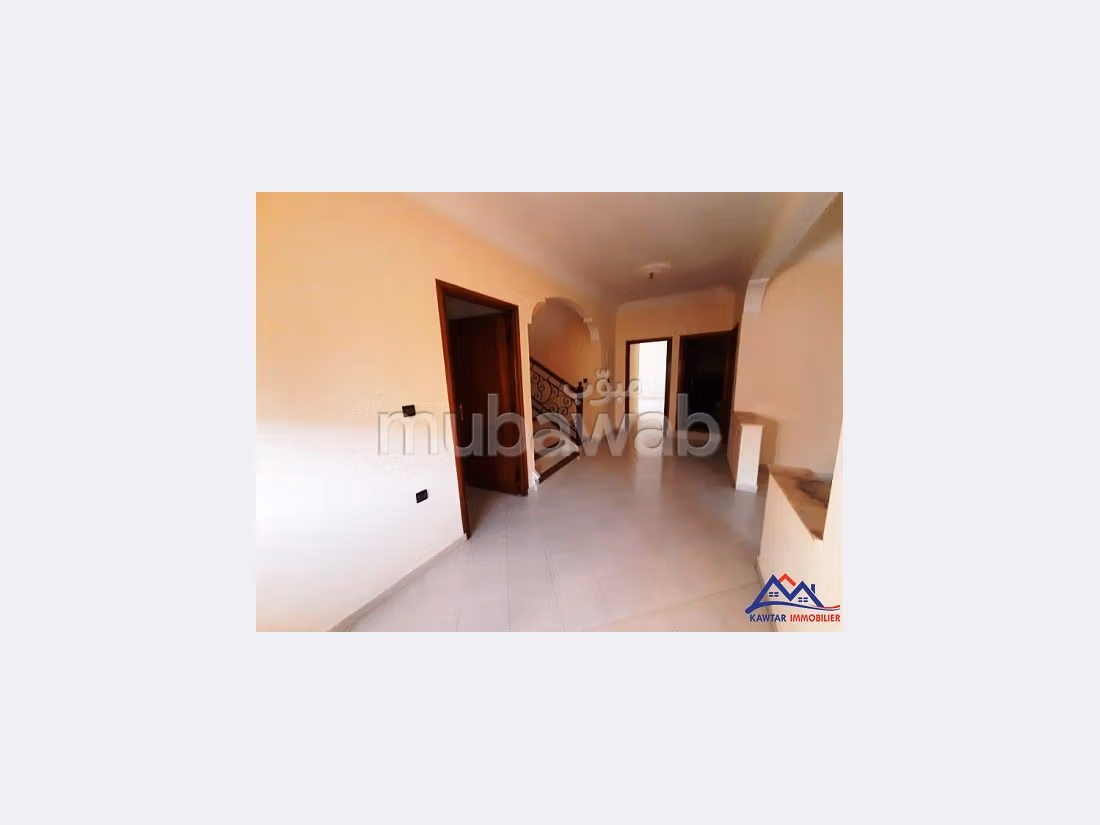 Meravigliosa villa in affitto. 5 camere. Posto auto e terrazzo. 