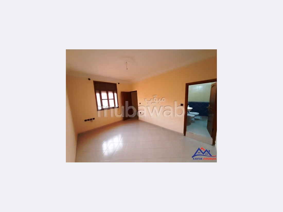 Meravigliosa villa in affitto. 5 camere. Posto auto e terrazzo. 