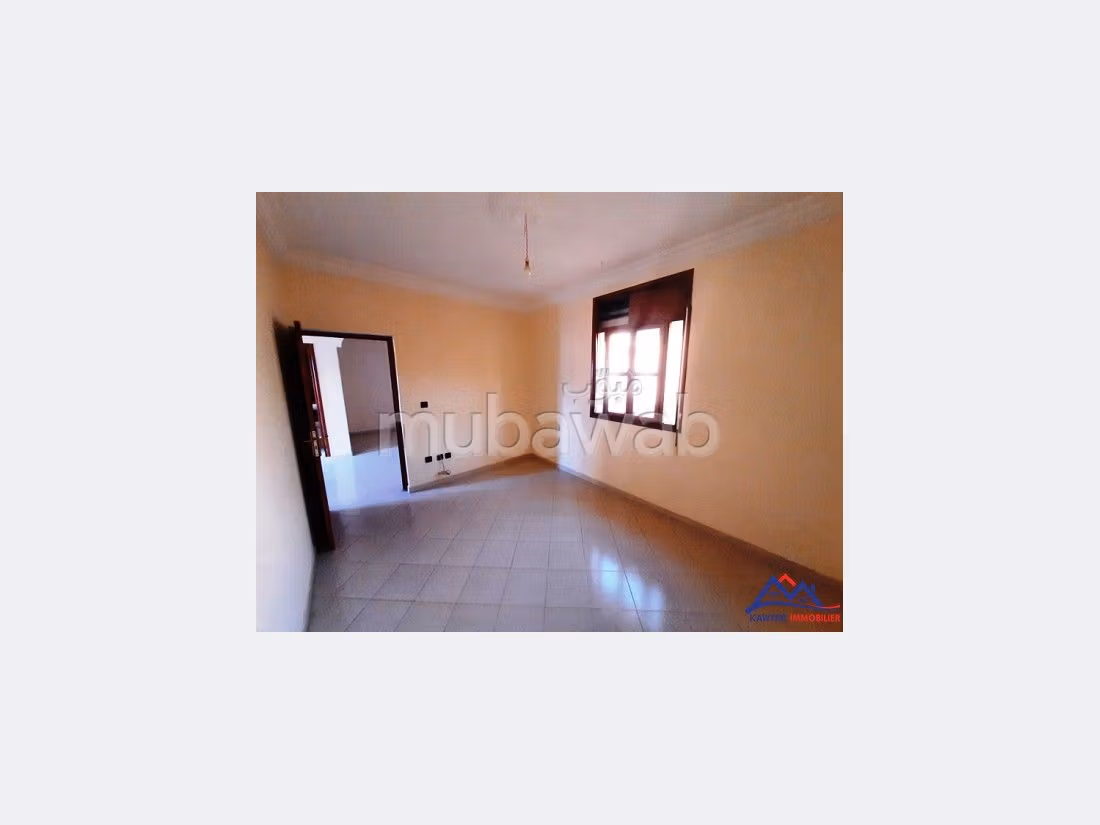 Meravigliosa villa in affitto. 5 camere. Posto auto e terrazzo. 