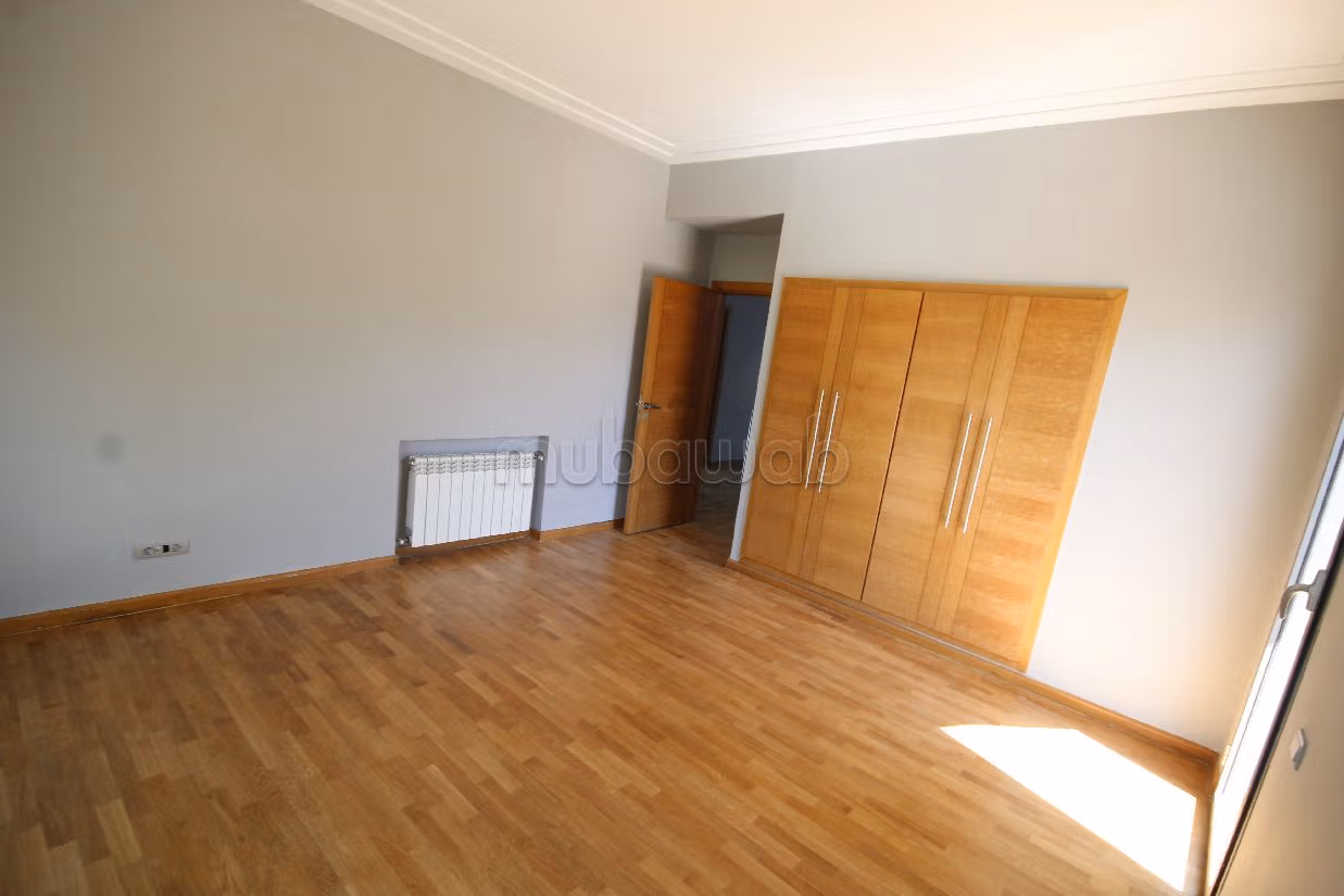 فيلا فاخرة للإيجار بعين الذياب. 4 غرف. صحن هوائي والأمن والحراسة. 