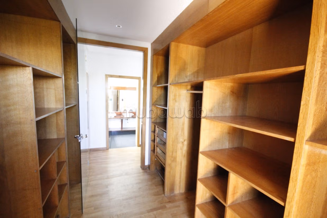 فيلا فاخرة للإيجار بعين الذياب. 4 غرف. صحن هوائي والأمن والحراسة. 