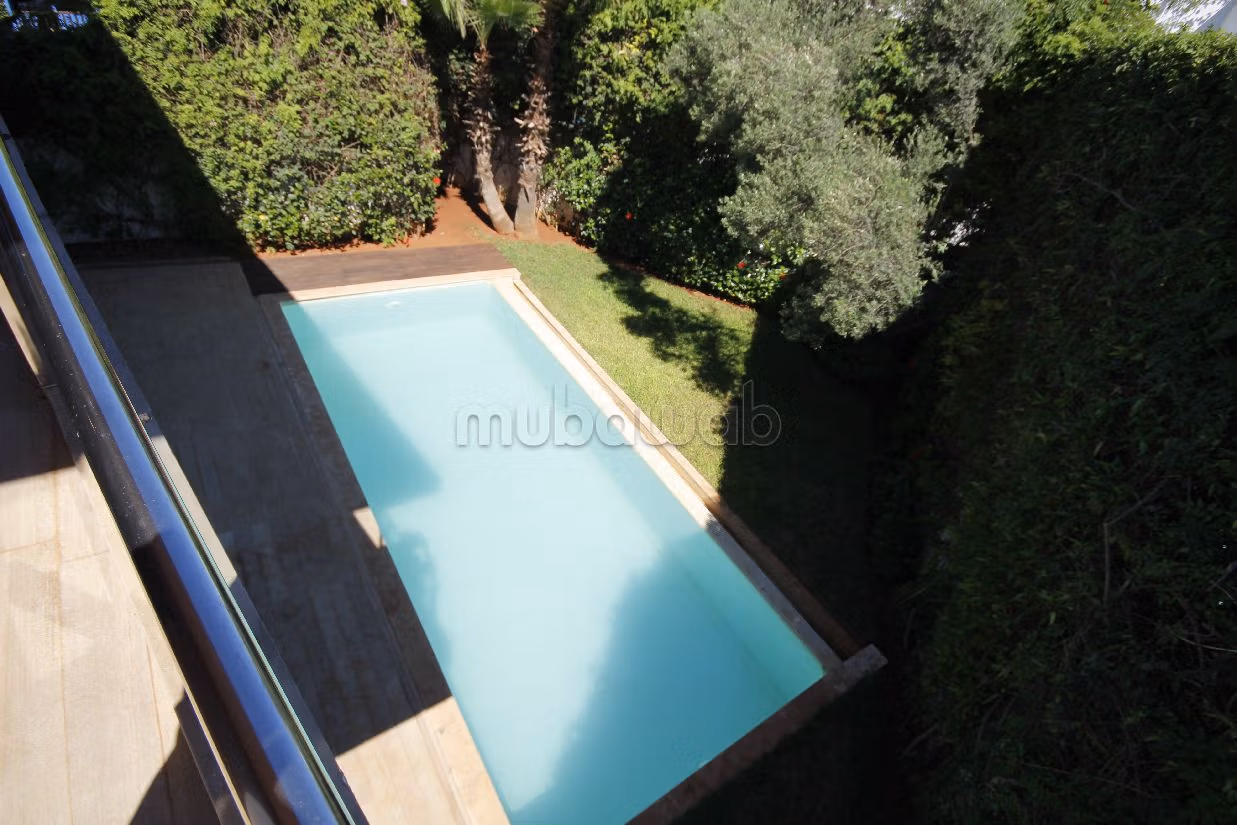 فيلا فاخرة للإيجار بعين الذياب. 4 غرف. صحن هوائي والأمن والحراسة. 