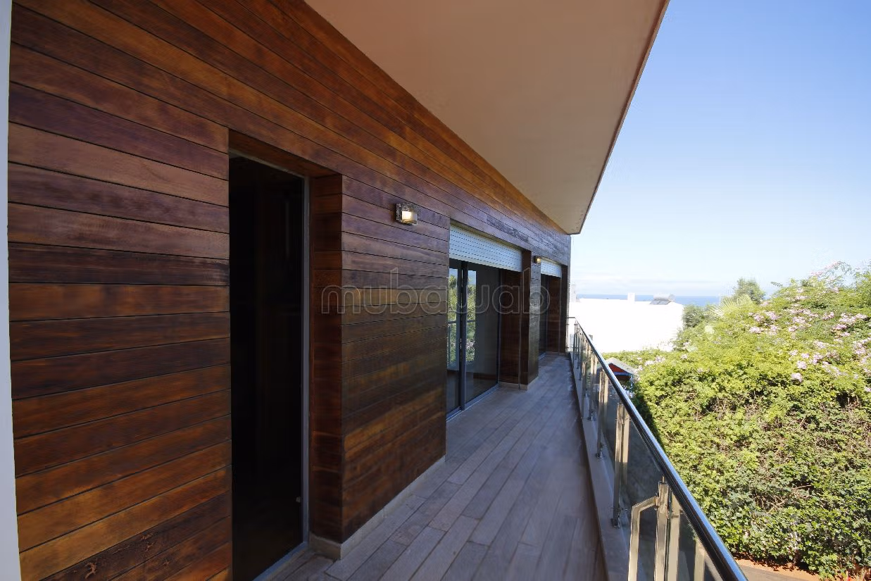 فيلا فاخرة للإيجار بعين الذياب. 4 غرف. صحن هوائي والأمن والحراسة. 