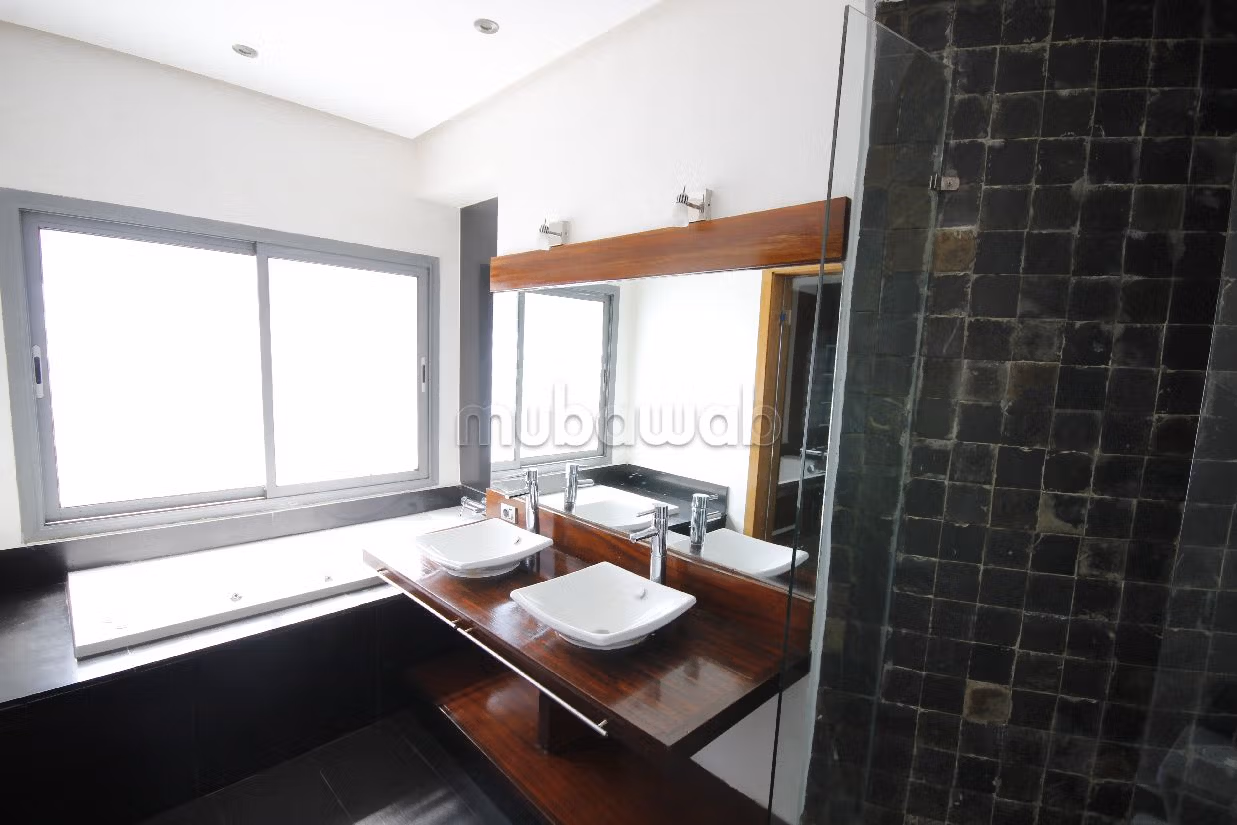 فيلا فاخرة للإيجار بعين الذياب. 4 غرف. صحن هوائي والأمن والحراسة. 