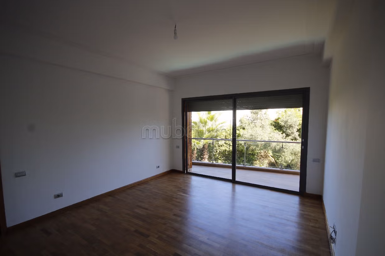 فيلا فاخرة للإيجار بعين الذياب. 4 غرف. صحن هوائي والأمن والحراسة. 