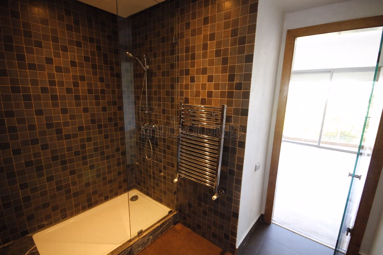 فيلا فاخرة للإيجار بعين الذياب. 4 غرف. صحن هوائي والأمن والحراسة. 