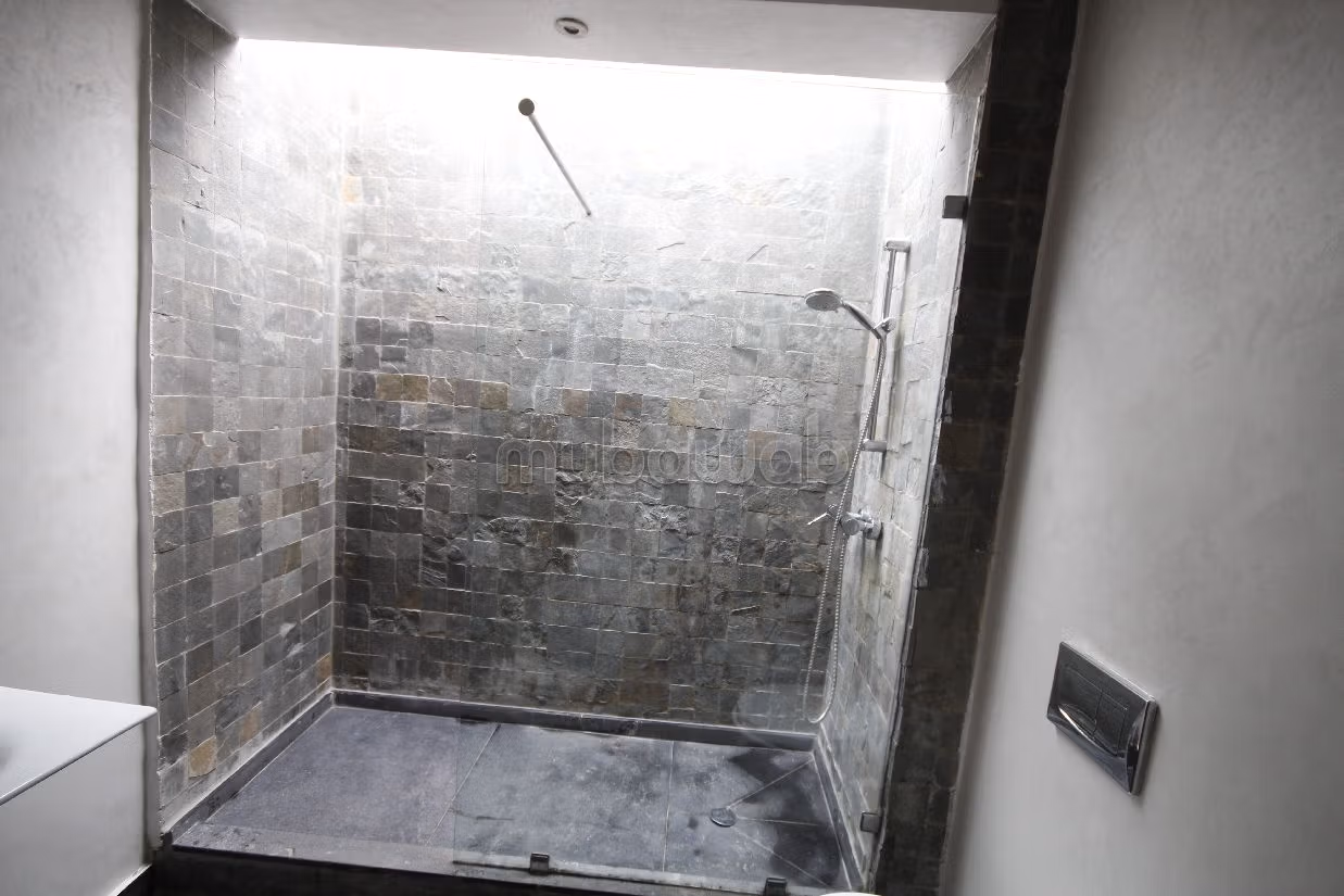 فيلا فاخرة للإيجار بعين الذياب. 4 غرف. صحن هوائي والأمن والحراسة. 