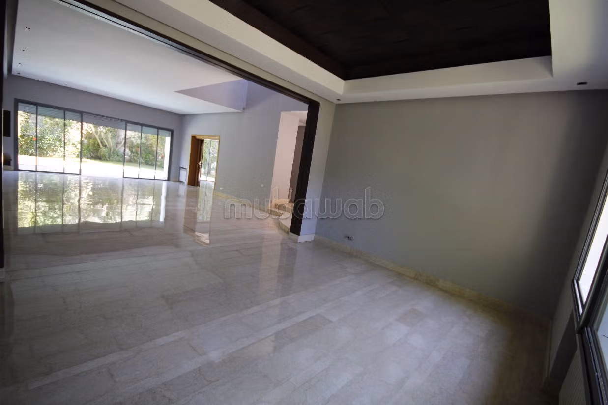 فيلا فاخرة للإيجار بعين الذياب. 4 غرف. صحن هوائي والأمن والحراسة. 