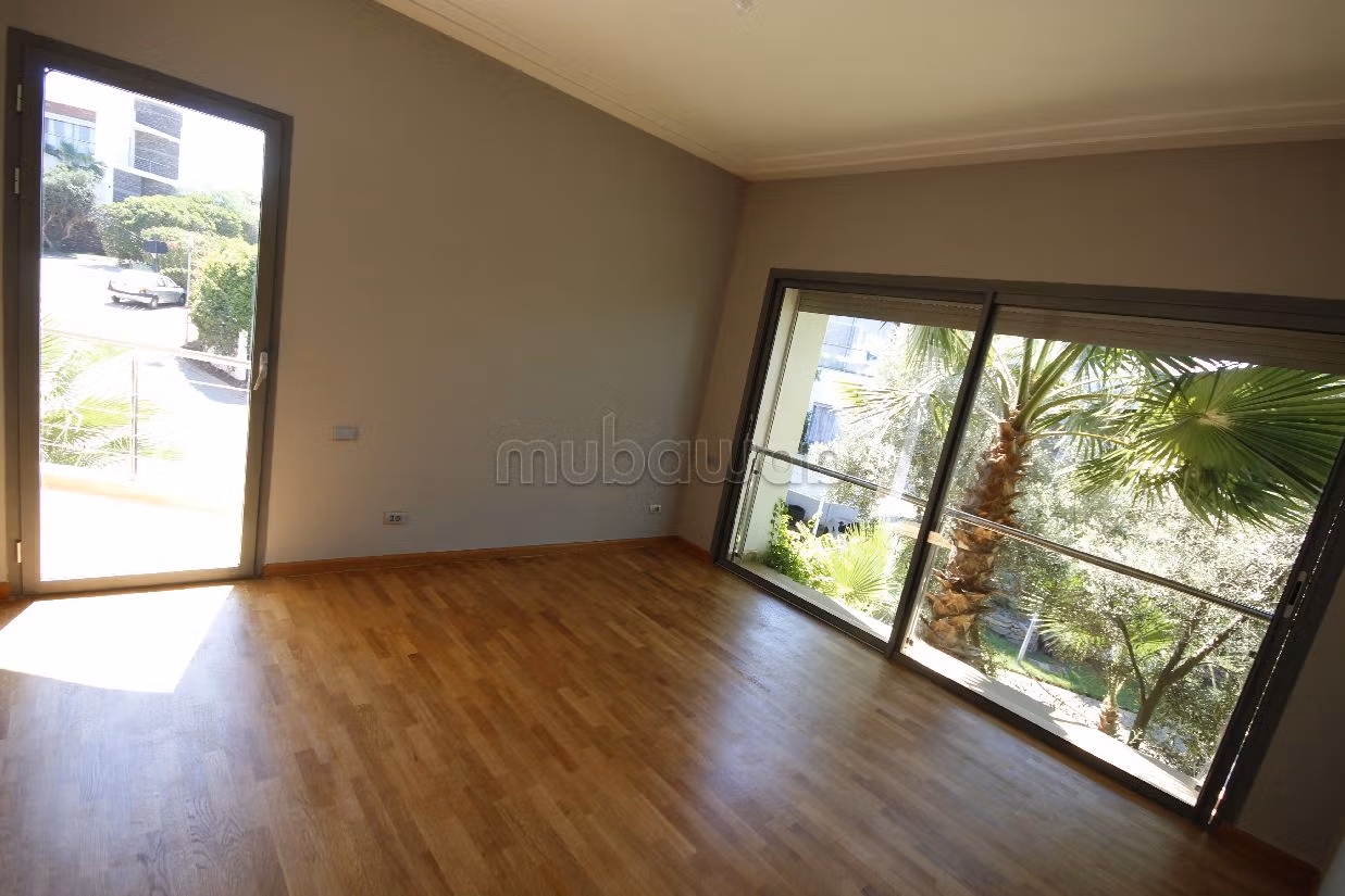 فيلا فاخرة للإيجار بعين الذياب. 4 غرف. صحن هوائي والأمن والحراسة. 