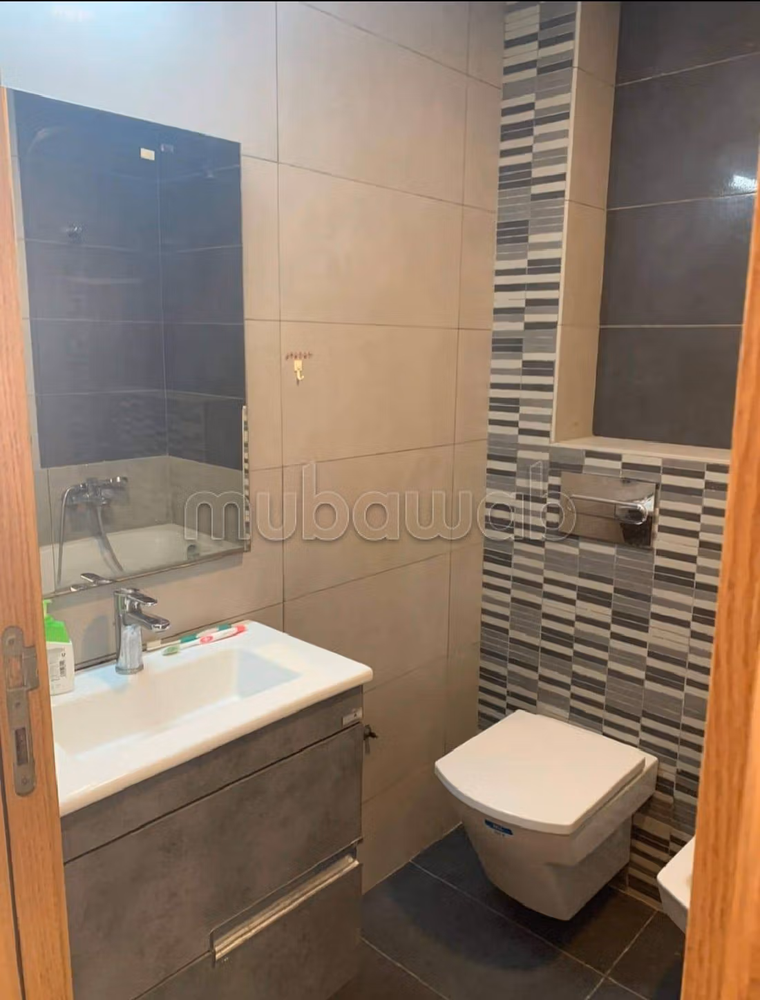 Appartamento in affitto a Bourgogne Ouest. Superficie totale 80 m². Giardino e terrazzo. 