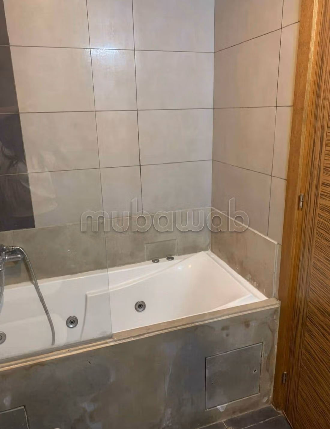 Appartamento in affitto a Bourgogne Ouest. Superficie totale 80 m². Giardino e terrazzo. 