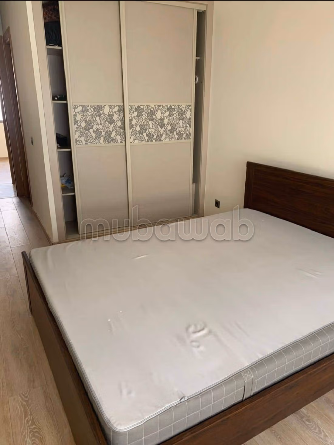 Appartamento in affitto a Bourgogne Ouest. Superficie totale 80 m². Giardino e terrazzo. 