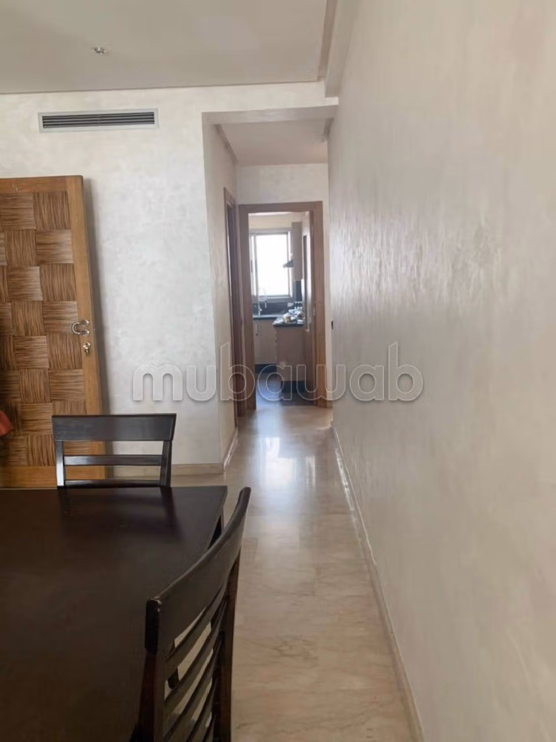 Appartamento in affitto a Bourgogne Ouest. Superficie totale 80 m². Giardino e terrazzo. 