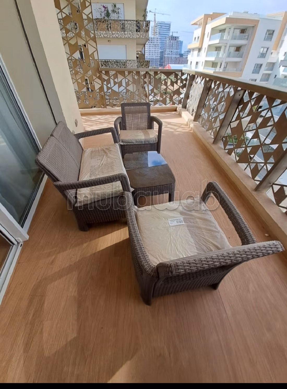 Louez cet appartement à casa finance city. 2 belles chambres. Ascenseur et terrasse