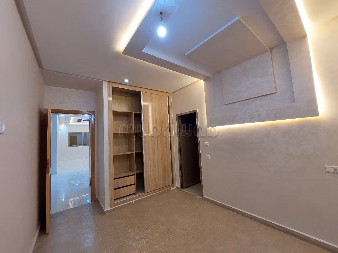 Apparemment deux façade avec ascenseur et sous sol