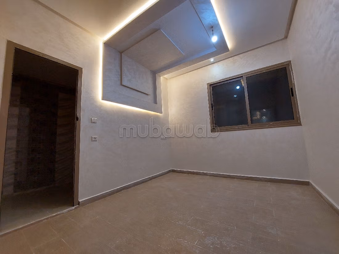 Apparemment deux façade avec ascenseur et sous sol