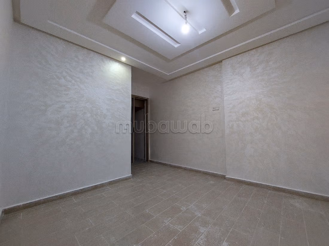 Apparemment deux façade avec ascenseur et sous sol