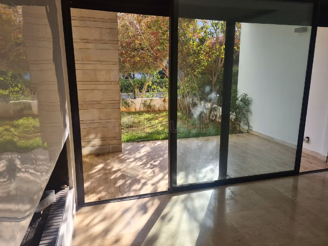 Appartementen huren. Oppervlakte 200 m². Zwembad en open haard. 