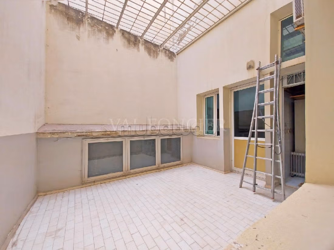 Offices for sale in Triangle d'Or. Small area 121 m². Cellar. 