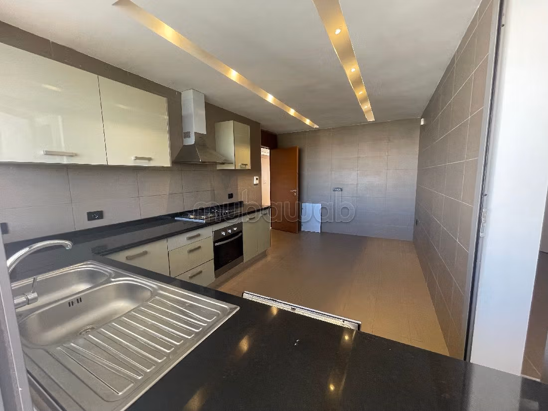 Très bel appartement en location à Souissi. Superficie 260 m². Terrasse et ascenseur