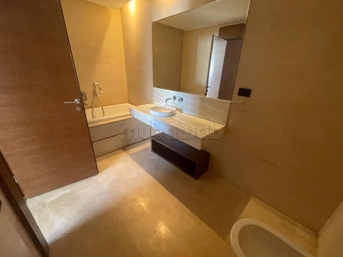 Très bel appartement en location à Souissi. Superficie 260 m². Terrasse et ascenseur