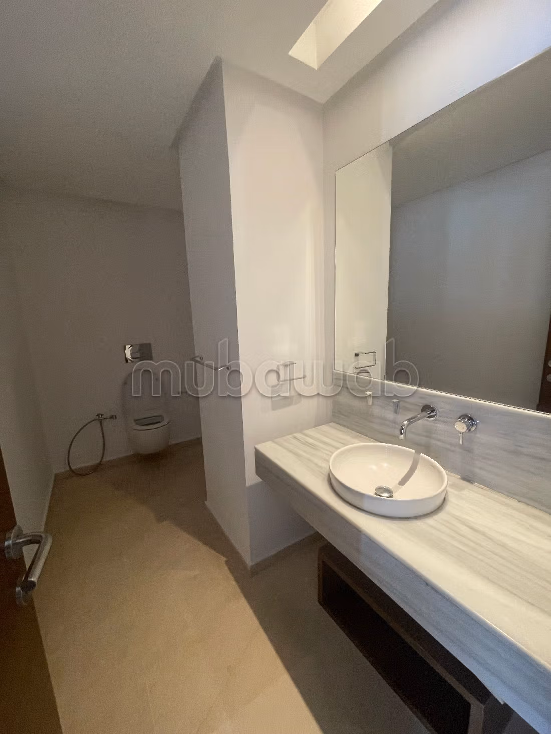 Très bel appartement en location à Souissi. Superficie 260 m². Terrasse et ascenseur