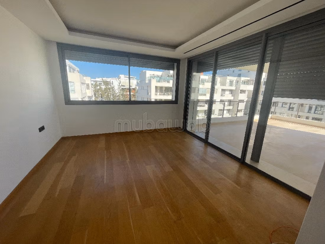 Très bel appartement en location à Souissi. Superficie 260 m². Terrasse et ascenseur