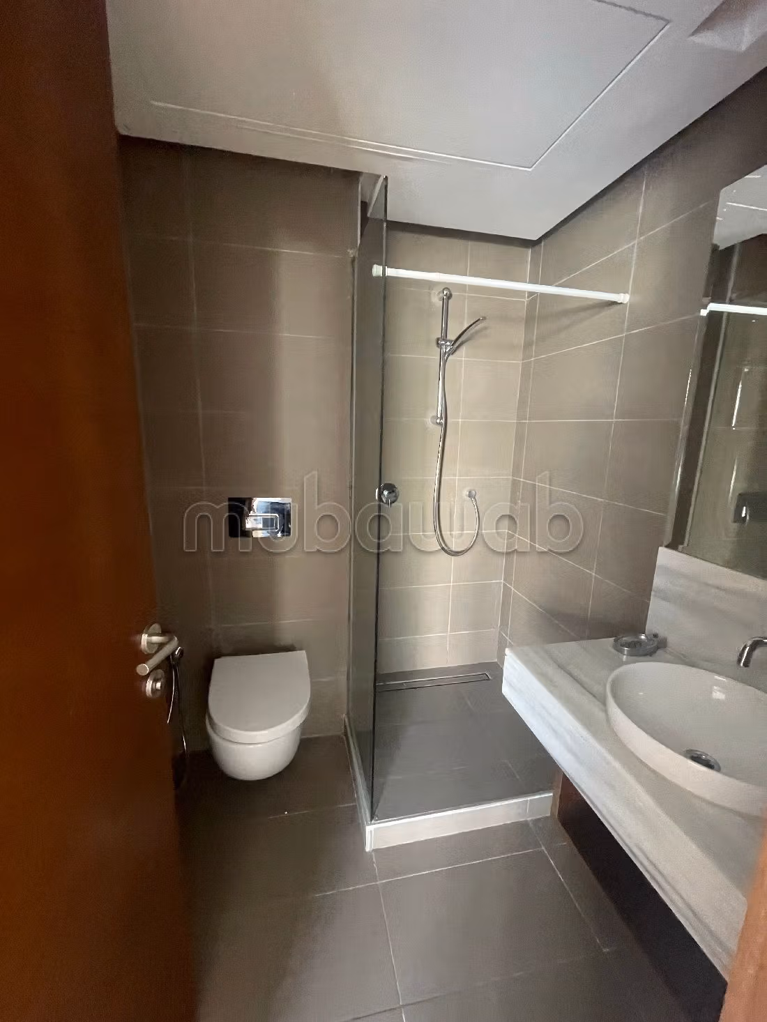 Très bel appartement en location à Souissi. Superficie 260 m². Terrasse et ascenseur