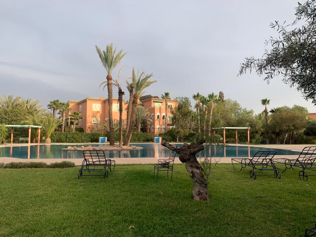 Precioso piso en alquiler en Ennakhil Palmeraie. 5 habitaciones grandes. Está amueblado con buen gusto