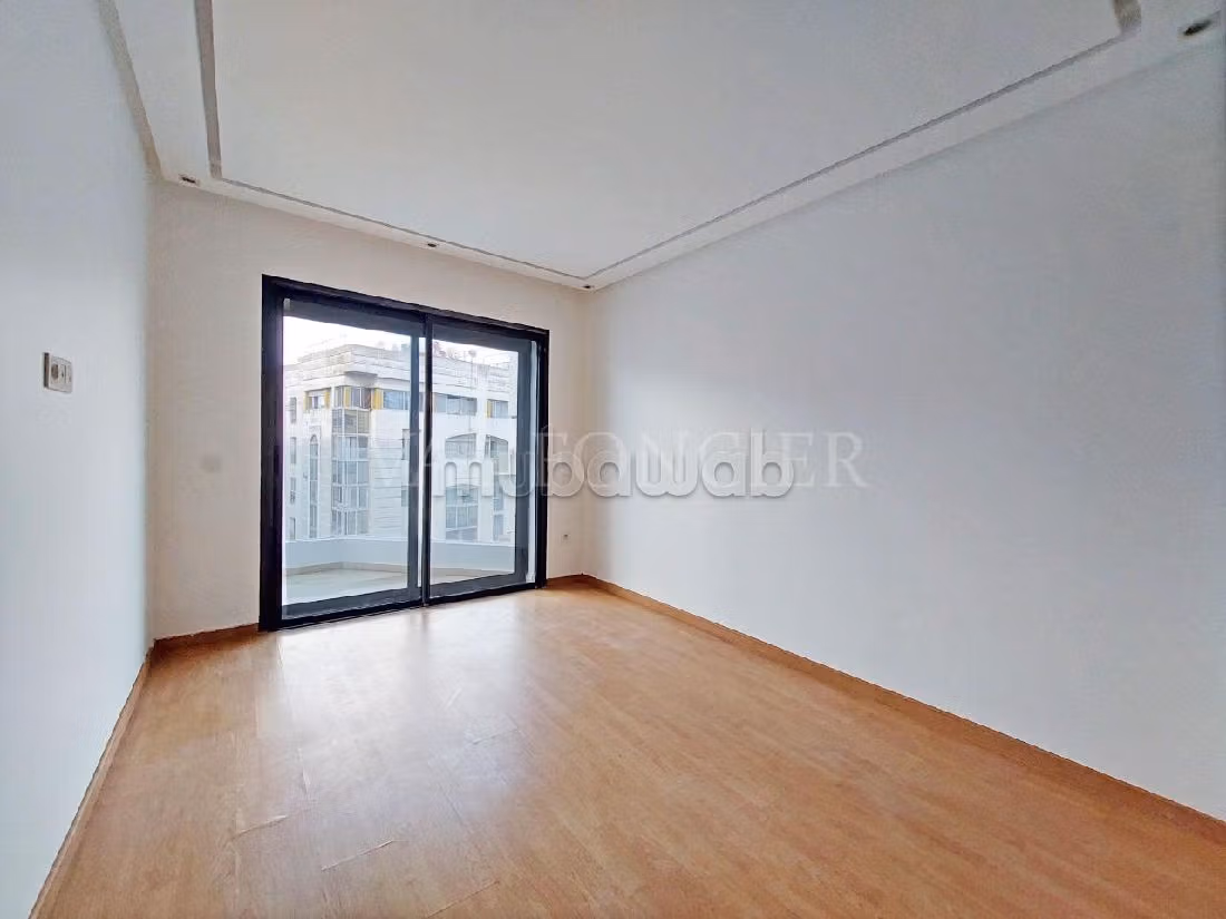 شقة جميلة للكراء بالدارالبيضاء. المساحة الكلية 52 م². موقف السيارات وشرفة. 