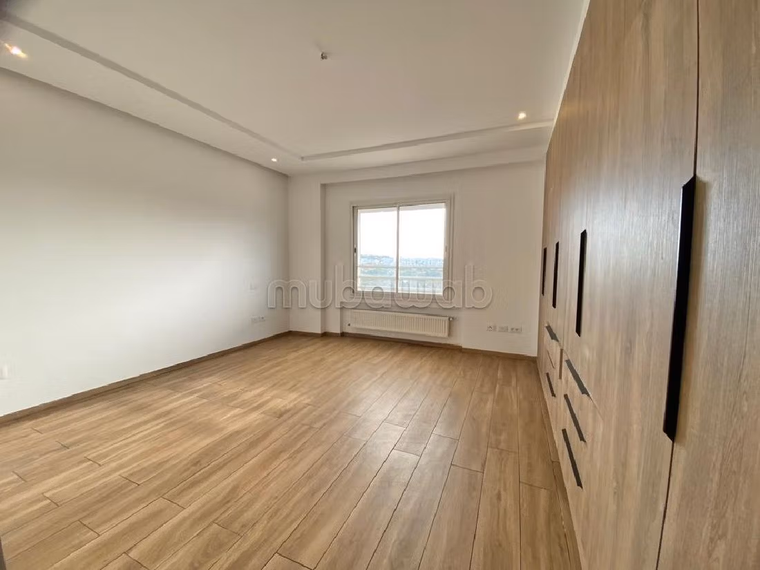 Apartment for sale in Les Jardins de Carthage. Area of 172 m². Parking spaces and terrace