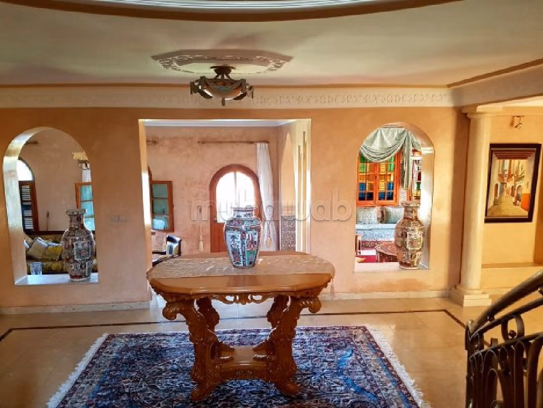 Villa's en luxe woningen kopen. 6 Slaapkamers. Terras en garage