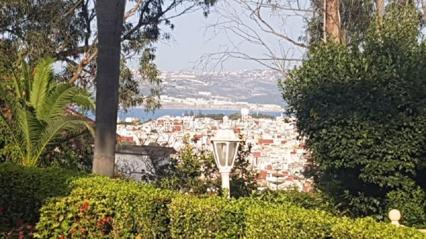 Villa's en luxe woningen kopen. 6 Slaapkamers. Terras en garage