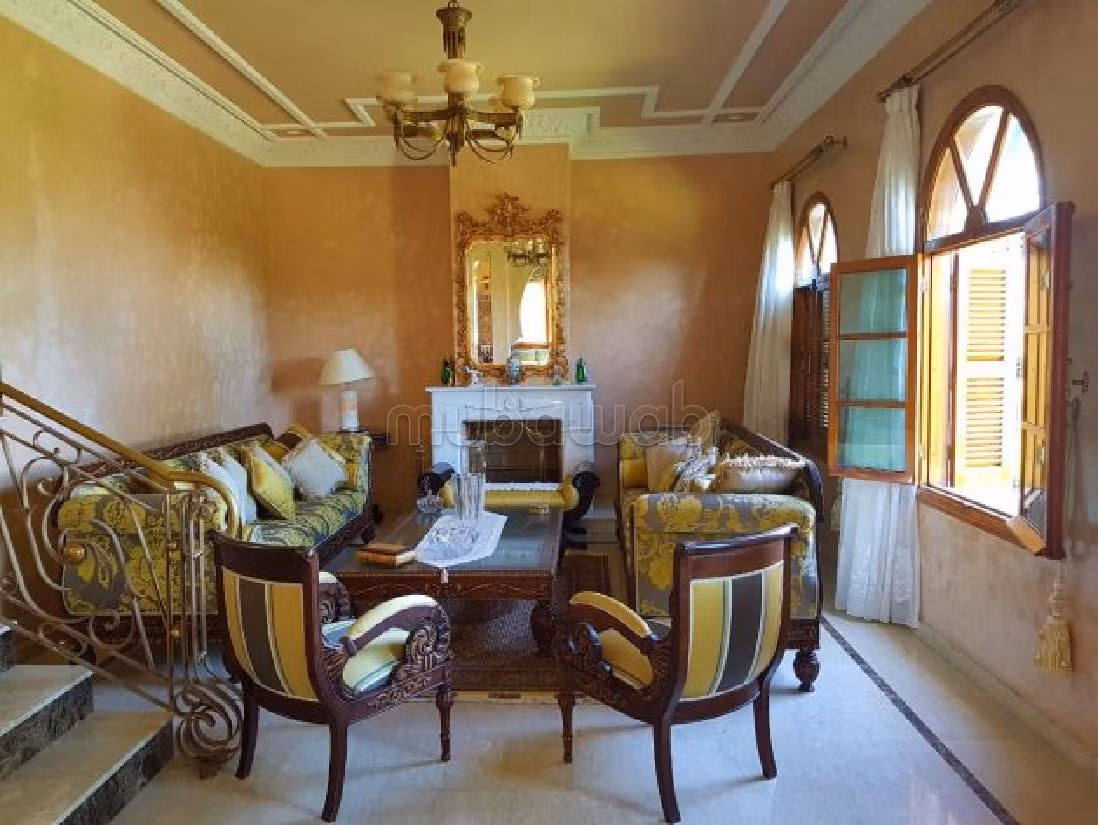 Villa's en luxe woningen kopen. 6 Slaapkamers. Terras en garage