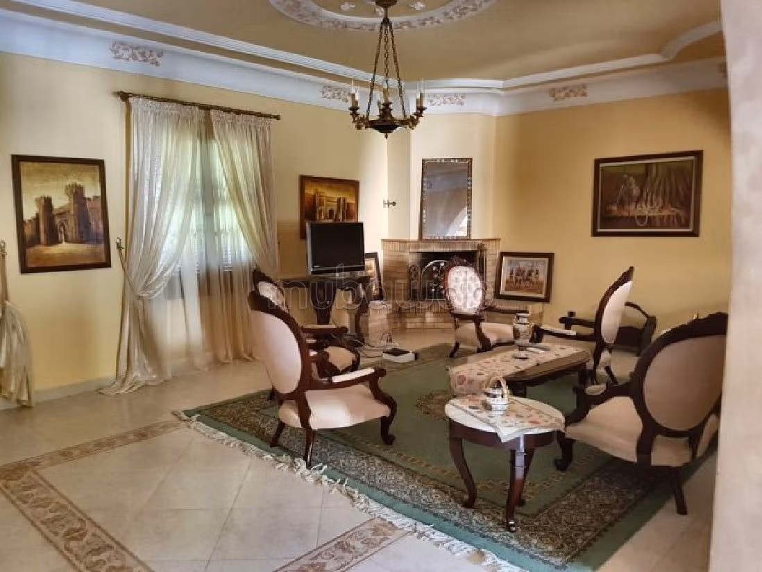 Villa's en luxe woningen kopen. 6 Slaapkamers. Terras en garage