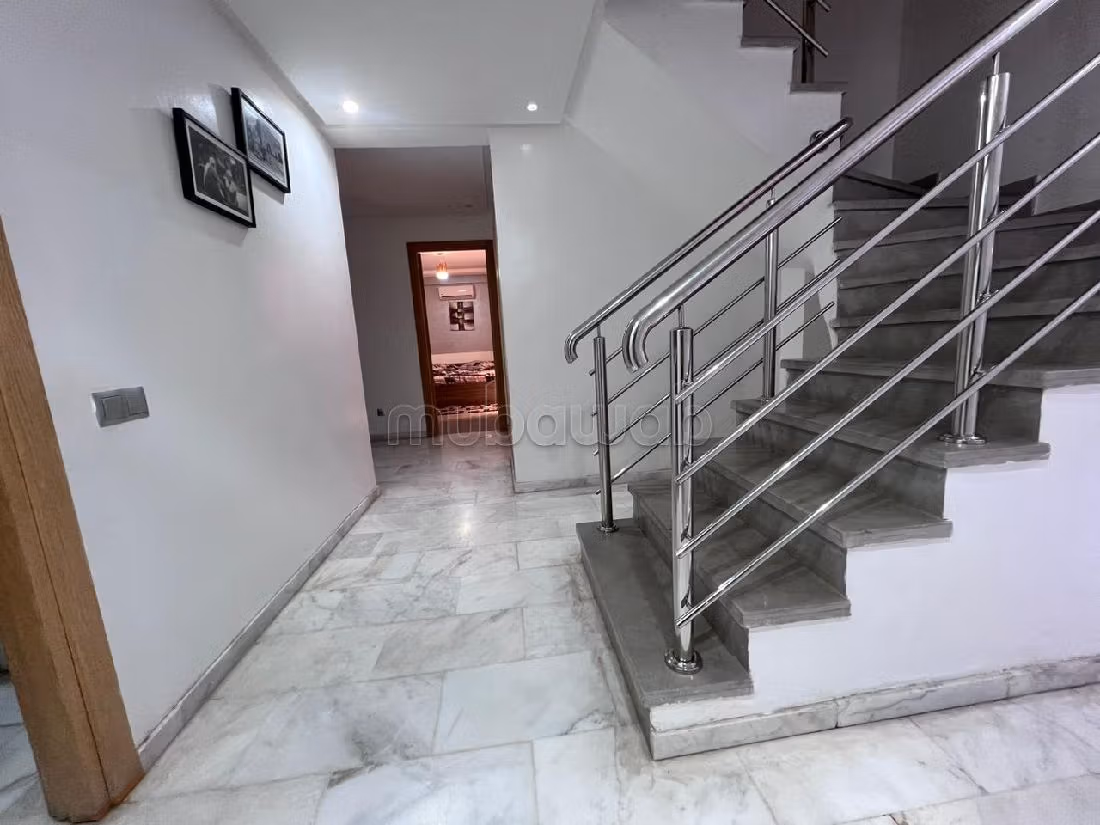 Appartement de vacances à louer à Guéliz. Surface totale 120 m². Places de stationnement et terrasse.