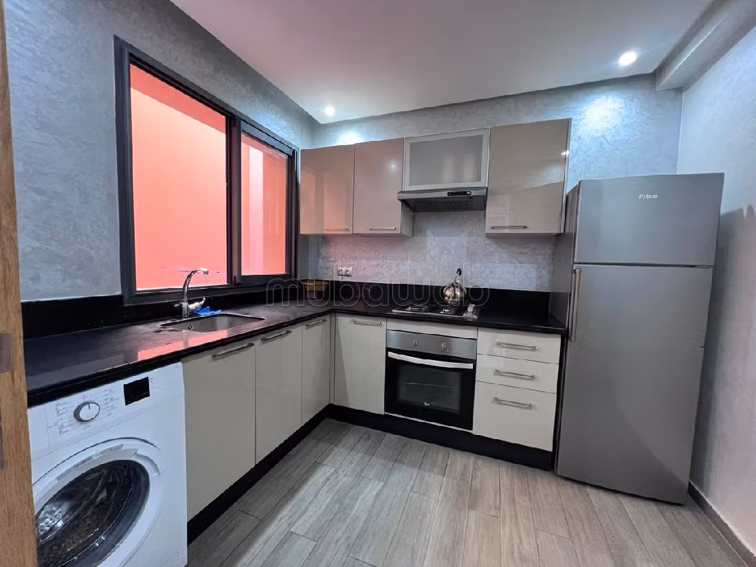 Appartement de vacances à louer à Guéliz. Surface totale 120 m². Places de stationnement et terrasse.