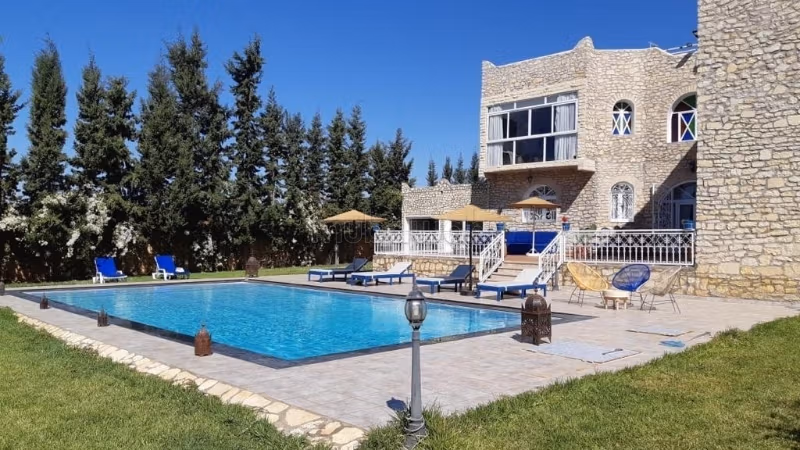 Location villa de haut standing à Ounagha. 5 pièces confortables. Environnement calme avec vue montagne, chauffage central