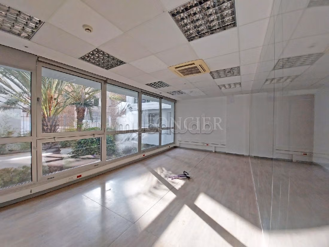 Offices for rent in Centre Ville. Surface area 810 m². Cellar