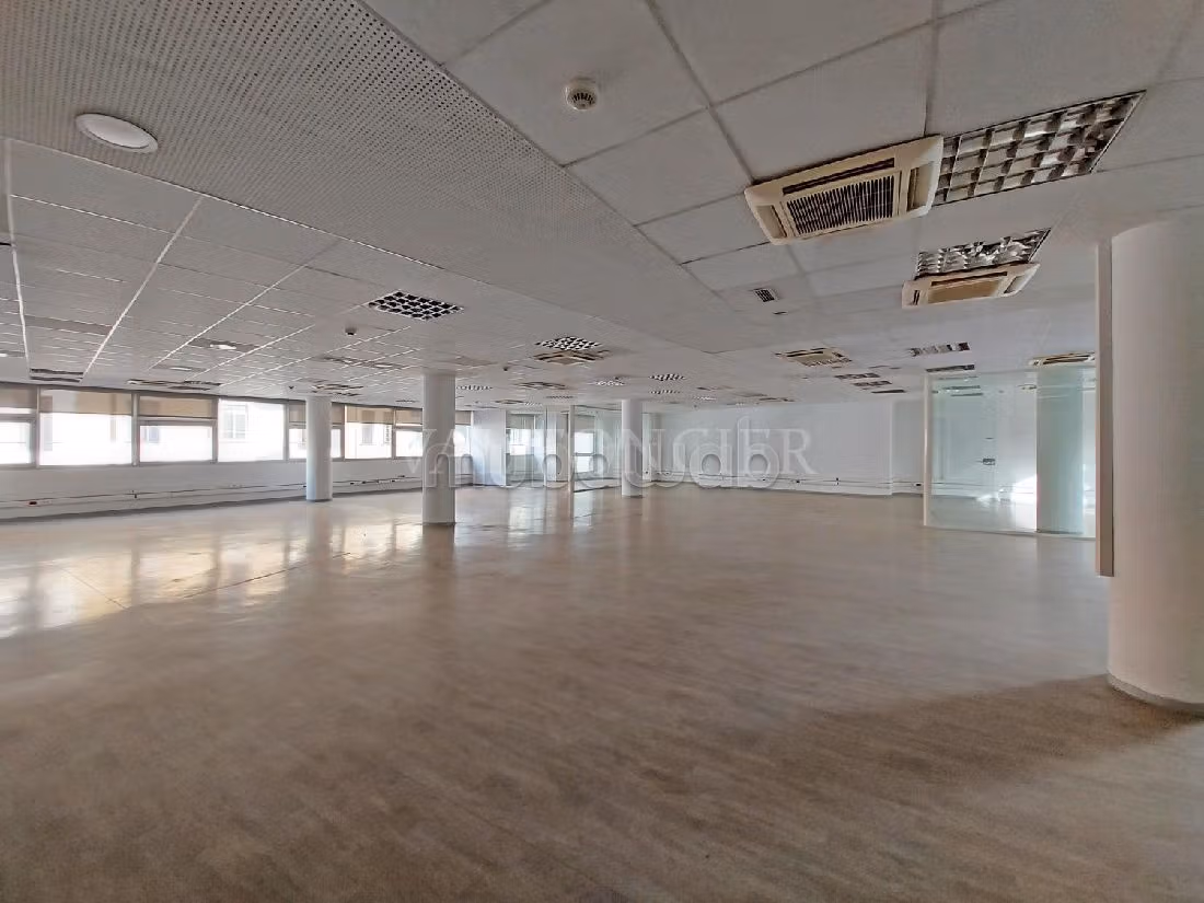 Offices for rent in Centre Ville. Surface area 810 m². Cellar