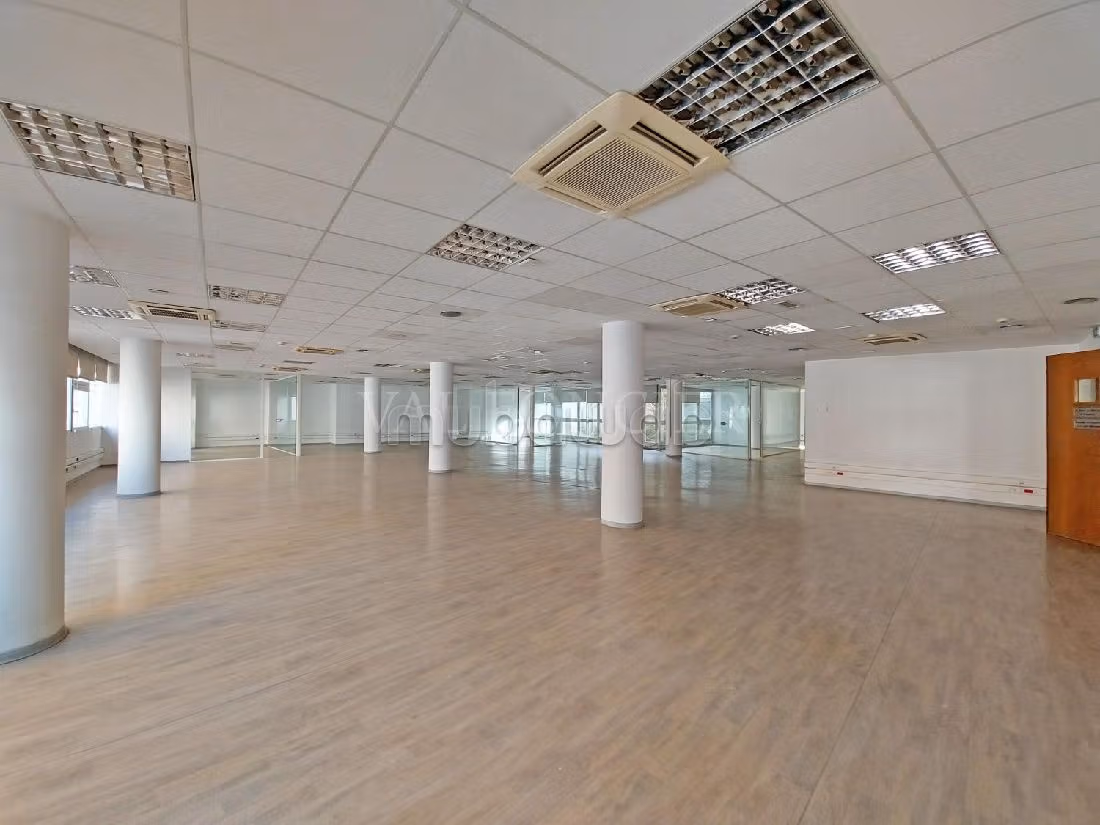 Offices for rent in Centre Ville. Surface area 810 m². Cellar