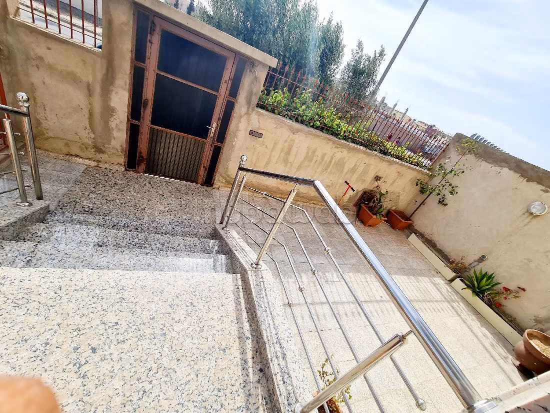 High quality house for sale. 4 comfortable rooms. Green area, Balcony