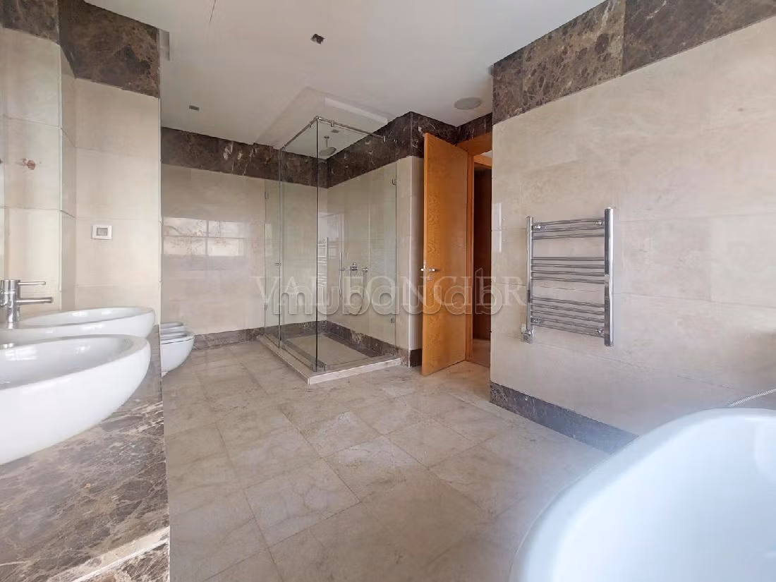 Se vende villa de lujo en Bouskoura Ville. 5 dormitorios. Chimenea, piscina