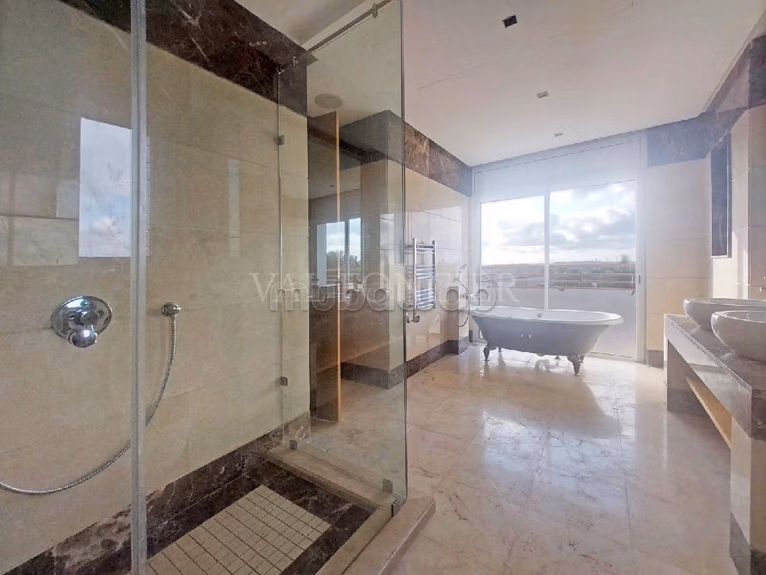 Se vende villa de lujo en Bouskoura Ville. 5 dormitorios. Chimenea, piscina